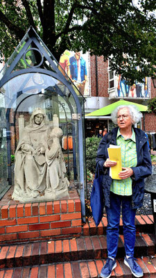 Unsere Stadtführerin Frau Friedhoff-Capitain beim "Mutter-Anna-Standbild"