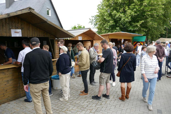 Vor dem Bratwurststand