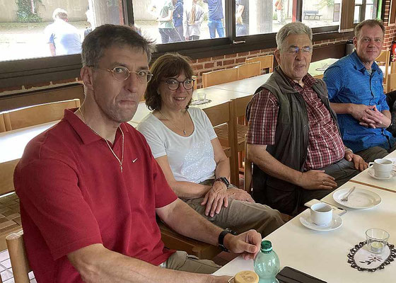 Gäste im Pilgercafe