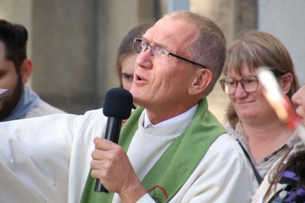 Pastor Fuchs während des Wortgottesdienstes