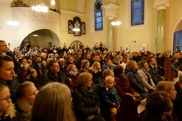 Gläubige in der voll besetzten Kirche