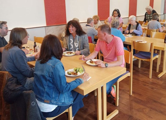 Beim Essen, Trinken und bei Gesprächen am Tisch