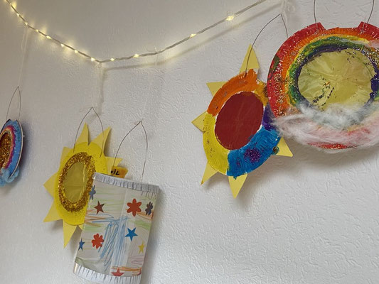 Selbst gebastelte Laternen und Schmuck