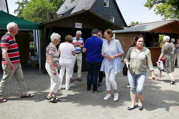 Andrang vor dem Bratwurststand