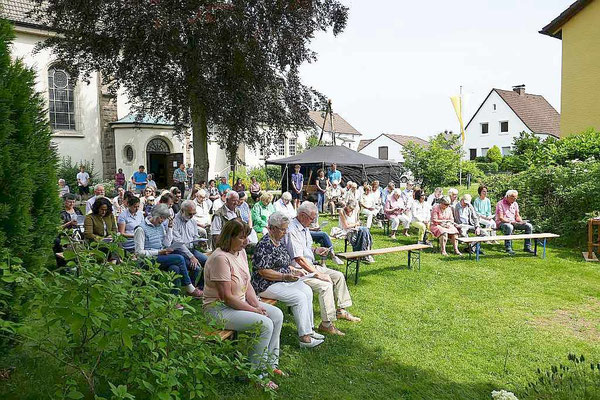 Sonntags-Festmesse auf der Kirchwiese