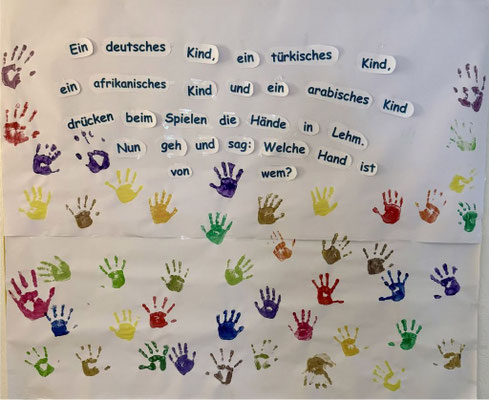 Fotocollage mit Händen von Kindern unterschiedlicher Nationalitäten, wobei die jeweilige Nationalität an den abgebildeten Händen nicht zu erkennen ist.