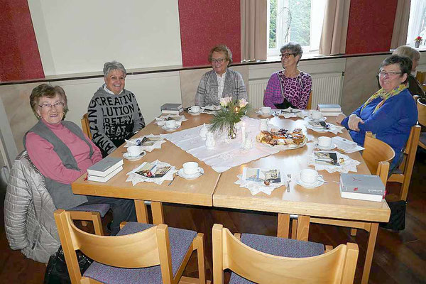 Gedankenaustausch bei Kaffee und Kuchen