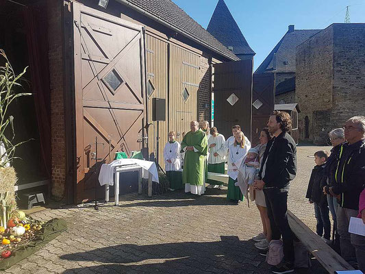 Messdiener rechts vom Altar