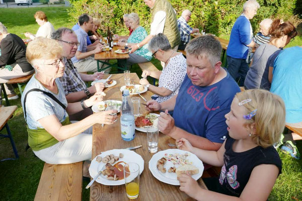 Groß und Klein am Tisch vereint