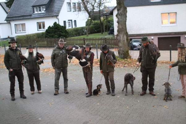 Jäger und Jägerinnen mit ihren Hunden