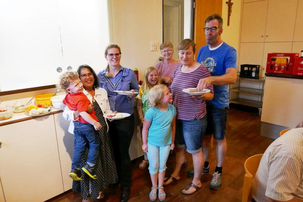 Familiengruppe am Buffet