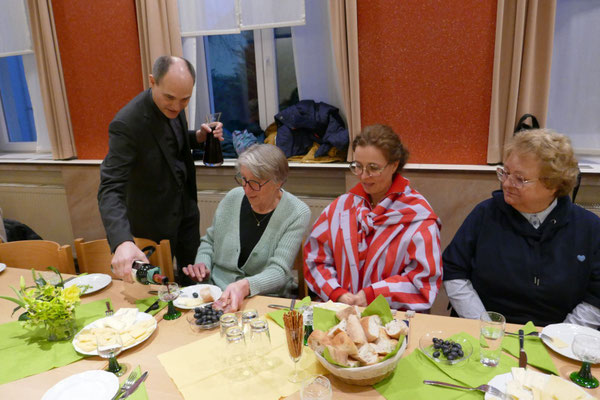 Pfarrer Schmitz schenkt persönlich den Wein zum Mahl ein