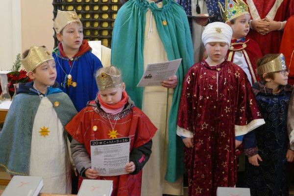 Sternsinger beim Sternsingerlied am Schluss der hl. Messe