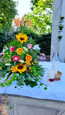 Blumenschmuck am Altar
