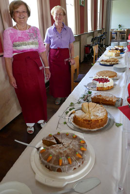 Kuchenbuffet und neue Schürzen der kfd-Frauen