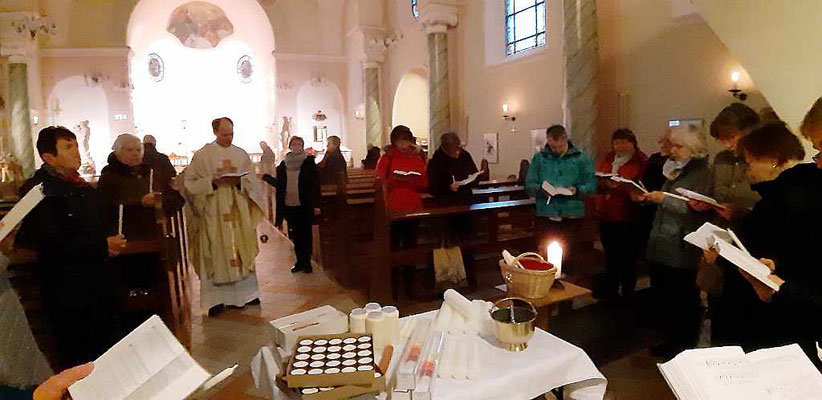 Segnung der Kerzen zu Beginn der Hl. Messe