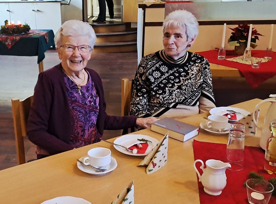 Frau Vogelsang und Frau Grzibek (v. l.)