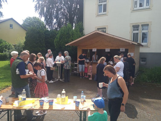 Blick auf das Kirchplatz-Café, das der Kindergarten organisiert hat