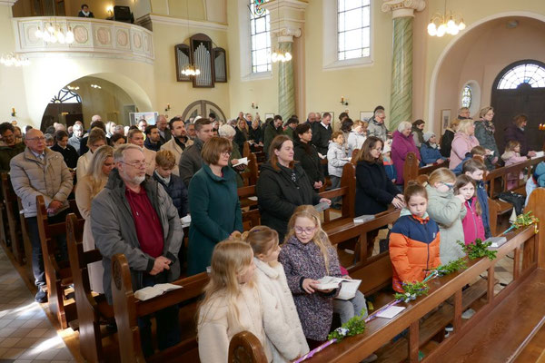 Blick in das Kirchenschiff zu den Gläubigen