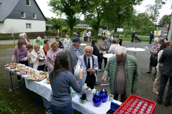 Getränke- und Schnittchentheke auf dem Kirchplatz