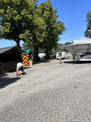Bei der morgendlichen Kirchplatzreinigung