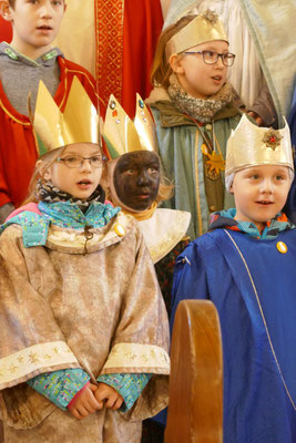 Sternsinger beim Sternsingerlied am Schluss der hl. Messe
