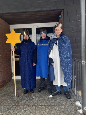 Sternsingergruppe bereit zum Start zu den Menschen in der Gemeinde