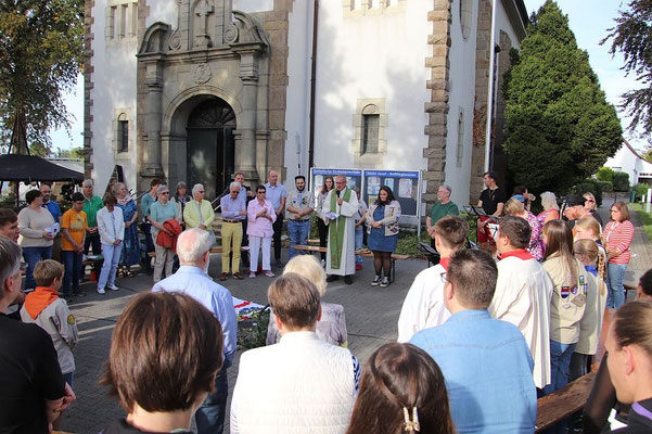 Pastor Fuchs hält den Wortgottesdienst