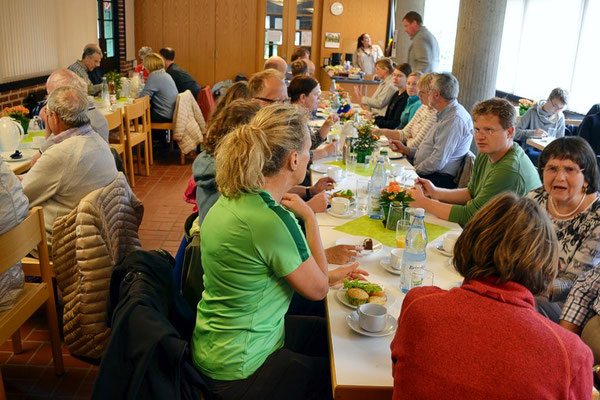 Kaffee und Kuchen im Pilgersaal