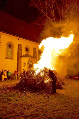 Hell loderendes Osterfeuer
