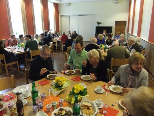 Beim Mittagsimbiss 2015