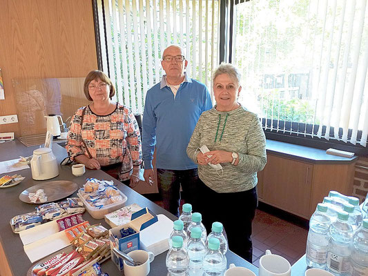 Frau Weber und Ehepaar Nüllig sorgten für die Stärkung der Pilger