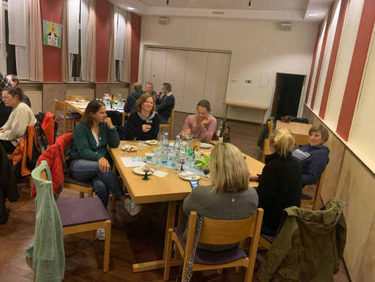 Teilnehmende an der Weinprobe