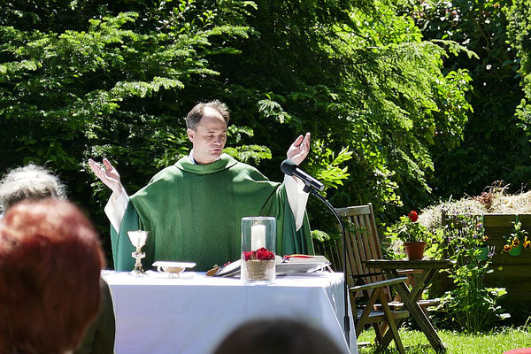 Pfarrer Holger Schmitz am Altar "in Pastors Garten"