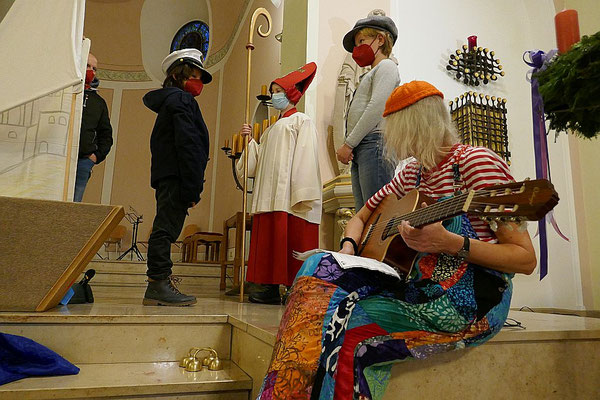 Nikolaus beauftragt den Schiffskapitän, Lebensmittel an die Bevölkderung abzugeben