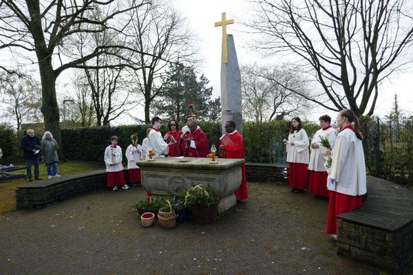 Pastor Dominik liest das Evangelium nach Mattäus am Friedhofsaltar
