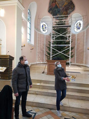 Pfarrer Holger Schmitz und Küsterin Julia Asakas reichen eine Stärkung