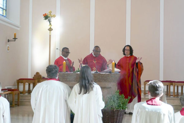 Die drei Priester während des Hochgebets