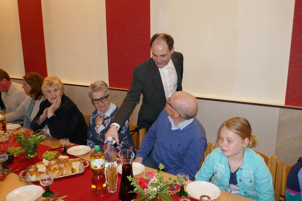 Pfarrer Schmitz schenkt als Gastgeber...