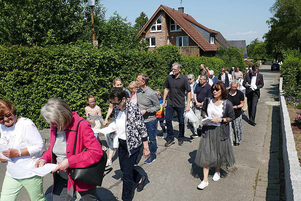 Prozession zur Statio auf dem Friedhof