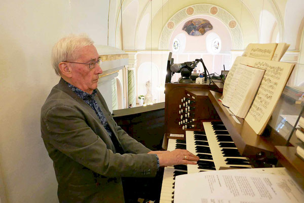 Karl Josef Nüschen an der Orgel