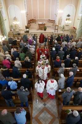 Auszug der Priester und Ministranten am Ende der Hl. Messe