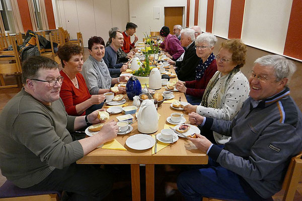 Beim gemeinsamen Frühstück im Gemeindeheim