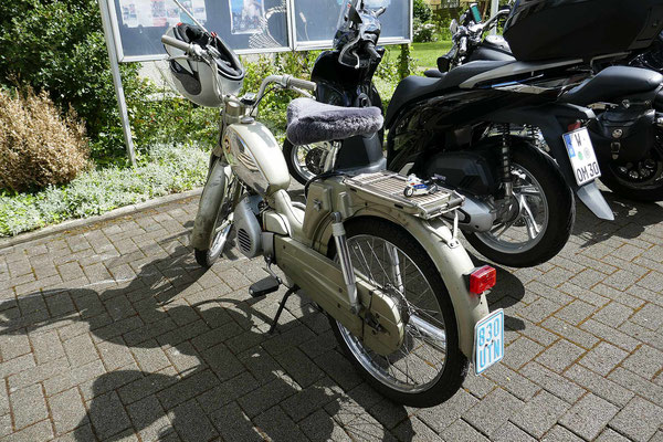 Ein richtiges Moped ist auch dabei