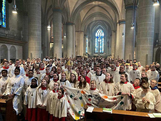 Gruppenfoto der Messdiener und Messdienerinnen im Dom