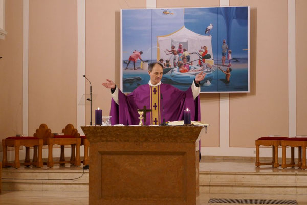 Das Foto zeigt den am Altar stehenden Pfarrer Holger Schmitz während der Mess-Zelebration. Im Hintrergrund ist das "Hungertuch" 2026 zu sehen.