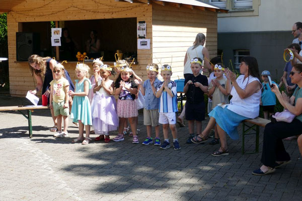 Kindergartenkinder eröffnen mit Singspielen das Gemeindefest