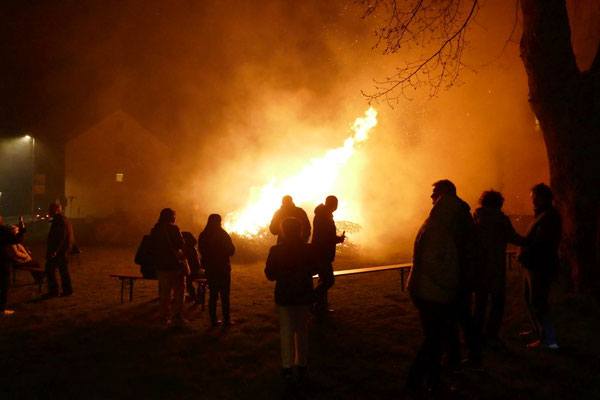 Am großen Osterfeuer der Pfadfinder