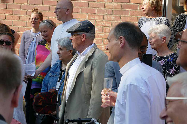 Pfr. Schmitz lauscht freudig den Reden der Gratulanten