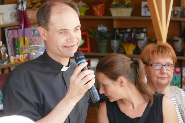Pfarrer Holger Schmitz eröffnet das Gemeindefest 2018
